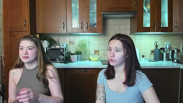 Snapshot of HotCaramellsTV chatting on 04/26/26, 10:45 HotCaramellsTV online show from 04/26/26, 10:45