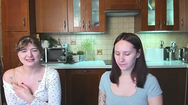 Snapshot of HotCaramellsTV chatting on 04/25/26, 10:51 HotCaramellsTV online show from 04/25/26, 10:51