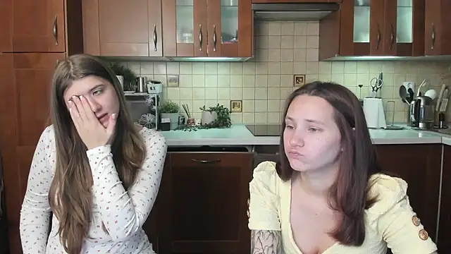 Snapshot of HotCaramellsTV chatting on 07/17/26, 07:38 HotCaramellsTV online show from 07/17/26, 07:38