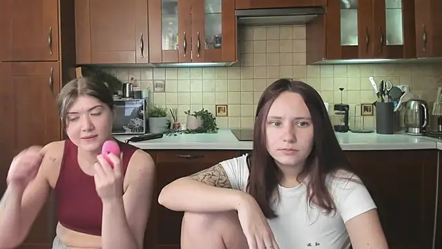 Snapshot of HotCaramellsTV chatting on 07/06/26, 08:32 HotCaramellsTV online show from 07/06/26, 08:32