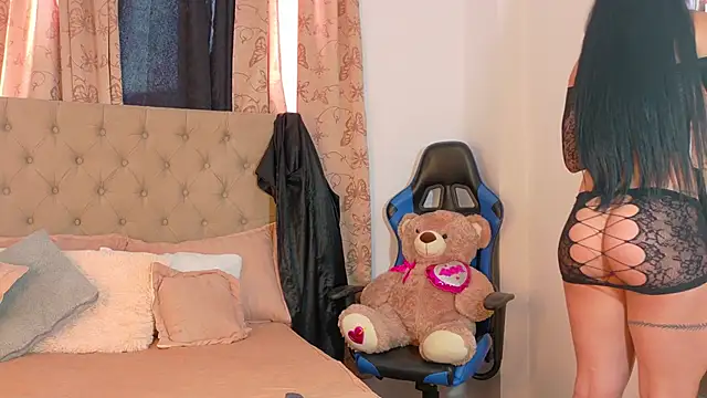 GeorginaHills online show from 10/28/25, 08:30