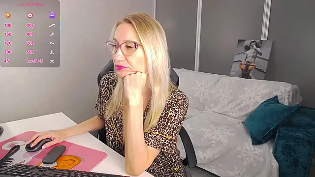 Snapshot of Sofia_Soul chatting on 09/24/25, 07:42 Sofia Soul online show from 09/24/25, 07:42