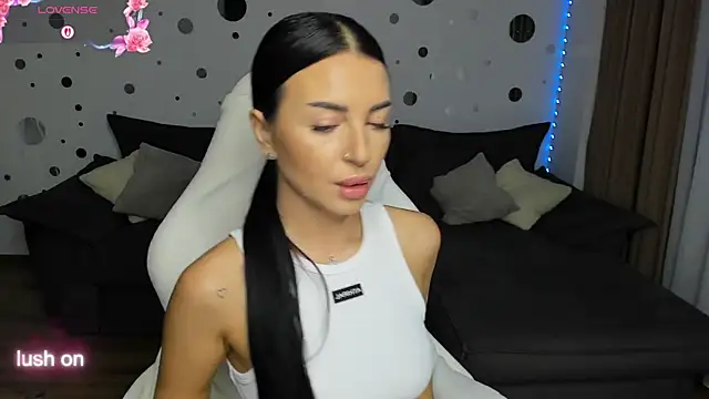 Snapshot of Just_Mira_ chatting on 09/23/25, 04:19 Just Mira online show from 09/23/25, 04:19