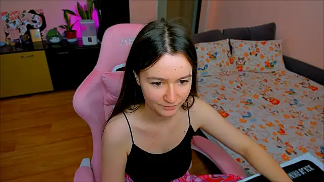 Snapshot of ameli_moon chatting on 10/19/25, 01:36 ameli moon online show from 10/19/25, 01:36