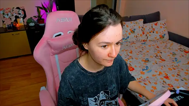 Snapshot of ameli_moon chatting on 10/18/25, 03:25 ameli moon online show from 10/18/25, 03:25