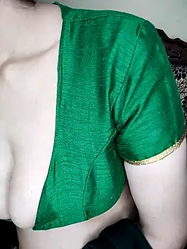 Snapshot of Fair-magic-woman chatting on 09/12/25, 07:02 Fair-magic-woman online show from 09/12/25, 07:02