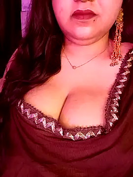 Snapshot of Suhanakhan00 chatting on 05/22/26, 10:24 Suhanakhan00 online show from 05/22/26, 10:24