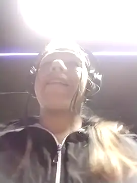 Snapshot of Karenn12 chatting on 09/19/25, 02:15 Karenn12 online show from 09/19/25, 02:15