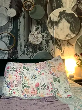 Laura Millf online show from 11/13/25, 10:30