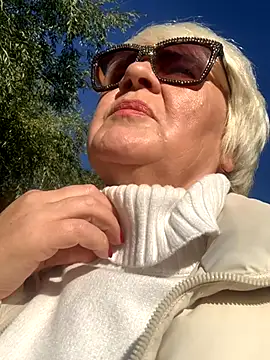 Laura Millf online show from 10/09/25, 09:32