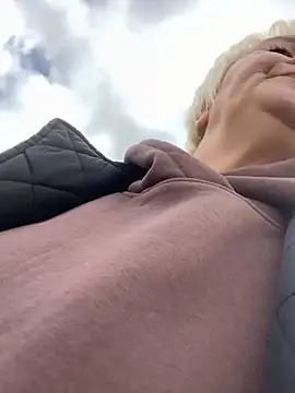 Laura Millf online show from 10/03/25, 11:01