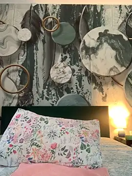 Laura Millf online show from 11/25/25, 07:52