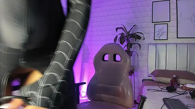 Snapshot of Lizzie-Evans chatting on 09/28/25, 12:12 Lizzie-Evans online show from 09/28/25, 12:12