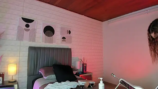 Snapshot of Lizzie-Evans chatting on 06/11/26, 12:13 Lizzie-Evans online show from 06/11/26, 12:13