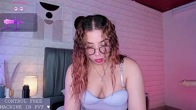 Snapshot of Lizzie-Evans chatting on 06/25/26, 12:10 Lizzie-Evans online show from 06/25/26, 12:10