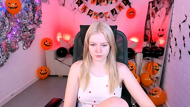 Snapshot of GraceGlamour chatting on 10/23/25, 05:06 GraceGlamour online show from 10/23/25, 05:06