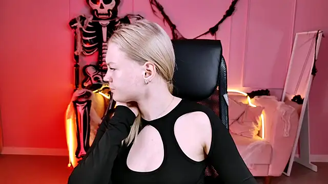 Snapshot of GraceGlamour chatting on 10/17/25, 05:11 GraceGlamour online show from 10/17/25, 05:11