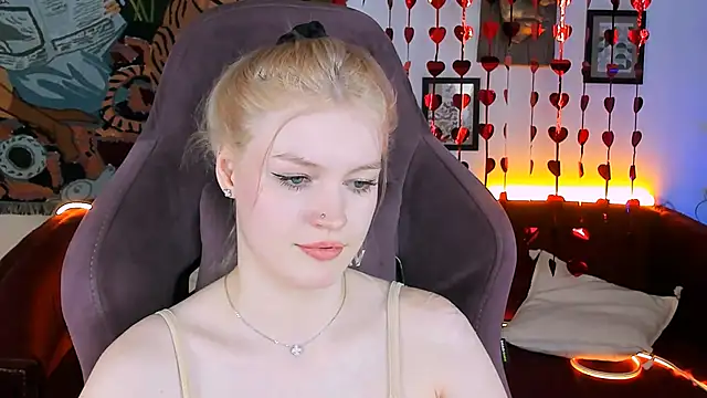 Snapshot of GraceGlamour chatting on 02/15/25, 11:17 GraceGlamour online show from 02/15/25, 11:17