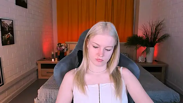 Snapshot of GraceGlamour chatting on 09/22/25, 05:13 GraceGlamour online show from 09/22/25, 05:13