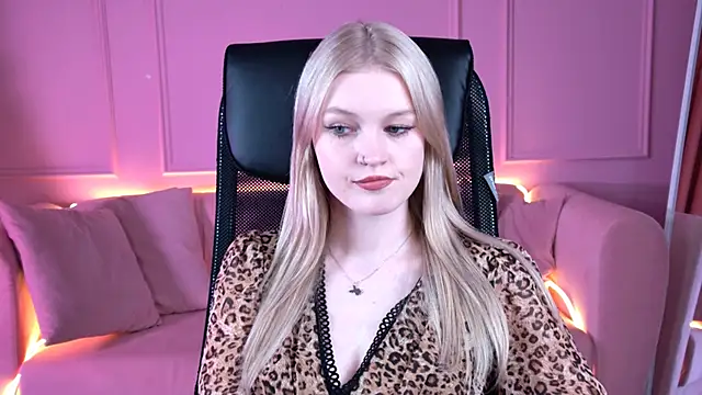 Snapshot of GraceGlamour chatting on 12/15/25, 01:17 GraceGlamour online show from 12/15/25, 01:17