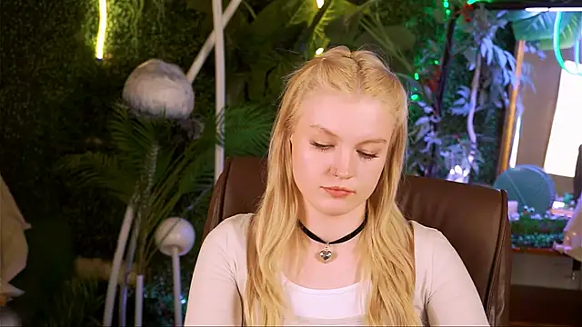 Snapshot of GraceGlamour chatting on 03/17/25, 11:31 GraceGlamour online show from 03/17/25, 11:31