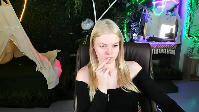 Snapshot of GraceGlamour chatting on 11/18/25, 05:11 GraceGlamour online show from 11/18/25, 05:11