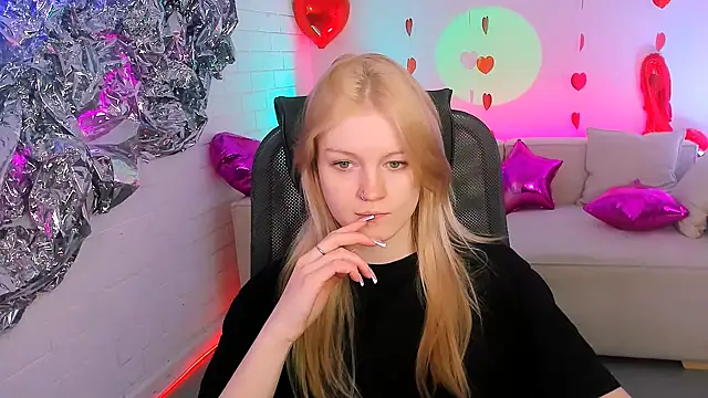 Snapshot of GraceGlamour chatting on 02/22/25, 11:24 GraceGlamour online show from 02/22/25, 11:24