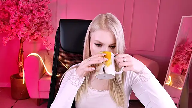 Snapshot of GraceGlamour chatting on 11/12/25, 01:04 GraceGlamour online show from 11/12/25, 01:04