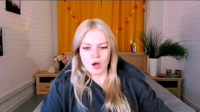 Snapshot of GraceGlamour chatting on 03/21/25, 11:22 GraceGlamour online show from 03/21/25, 11:22