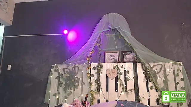 Snapshot of moon_hill chatting on 03/18/25, 04:29 moon hill online show from 03/18/25, 04:29