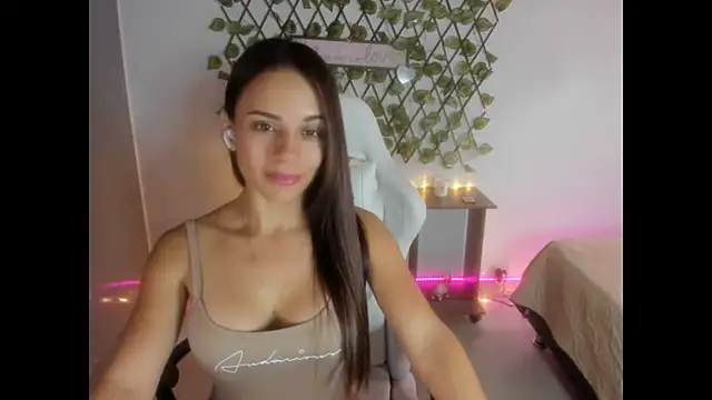 Snapshot of Sara_lopez_28 chatting on 10/27/25, 05:14 Sara lopez 28 online show from 10/27/25, 05:14