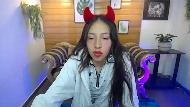 Snapshot of Valeria_roussi chatting on 02/19/25, 05:38 Valeria roussi online show from 02/19/25, 05:38
