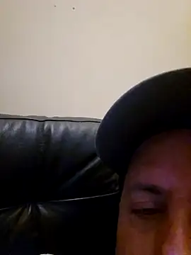 Snapshot of HeteroHotGuy1 chatting on 09/29/25, 10:59 HeteroHotGuy1 online show from 09/29/25, 10:59