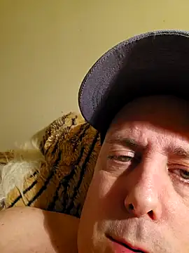 Snapshot of HeteroHotGuy1 chatting on 02/10/25, 03:57 HeteroHotGuy1 online show from 02/10/25, 03:57