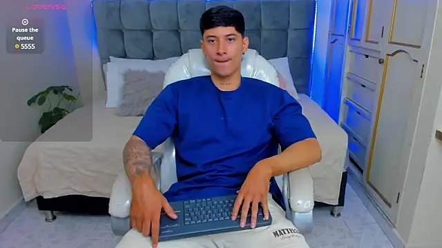 Damian23   online show from 03/18/25, 01:01