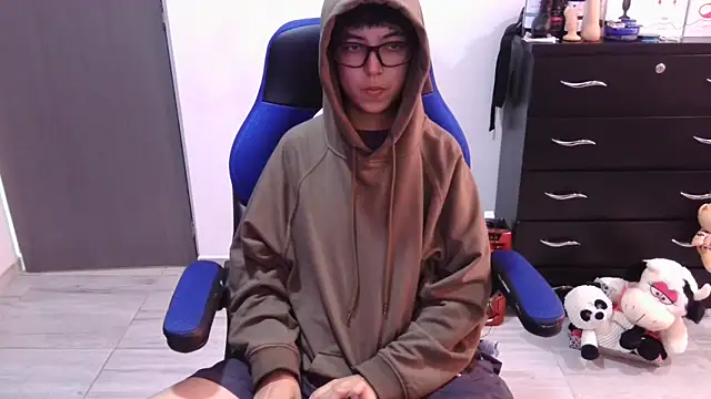 Snapshot of thomascooper7 chatting on 12/19/25, 06:54 thomascooper7 online show from 12/19/25, 06:54