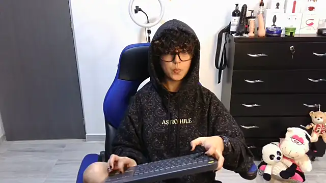 thomascooper7 online show from 09/20/25, 08:14