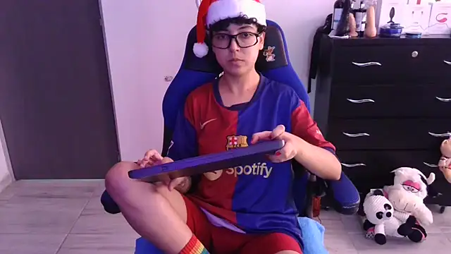 Snapshot of thomascooper7 chatting on 12/21/25, 06:53 thomascooper7 online show from 12/21/25, 06:53