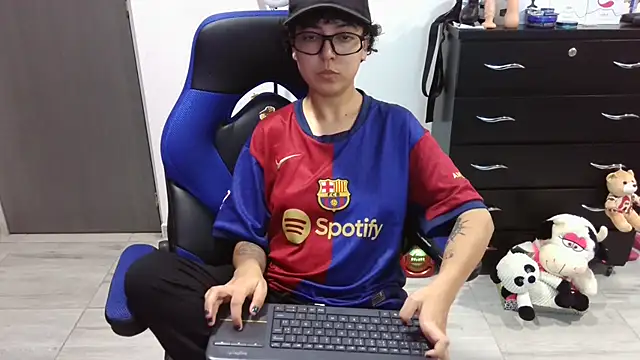 thomascooper7 online show from 12/13/25, 08:04