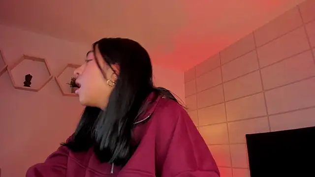 Snapshot of Christine_Laam chatting on 12/04/25, 12:04 Christine Laam online show from 12/04/25, 12:04