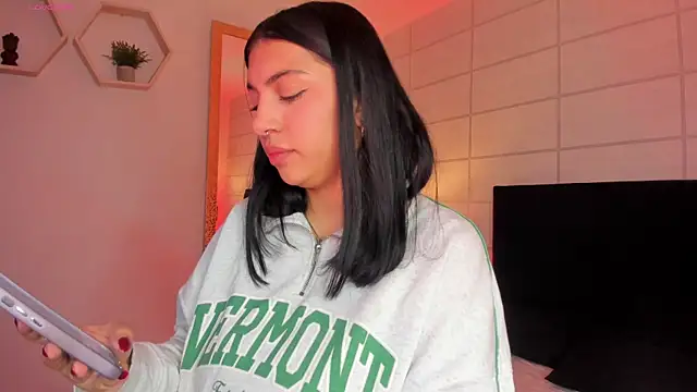 Snapshot of Christine_Laam chatting on 12/17/25, 11:59 Christine Laam online show from 12/17/25, 11:59