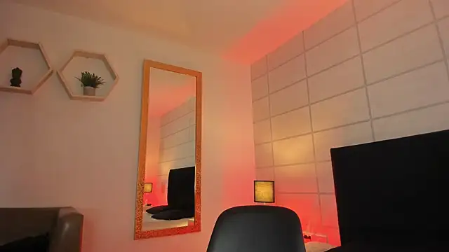 Snapshot of Christine_Laam chatting on 11/08/25, 12:52 Christine Laam online show from 11/08/25, 12:52