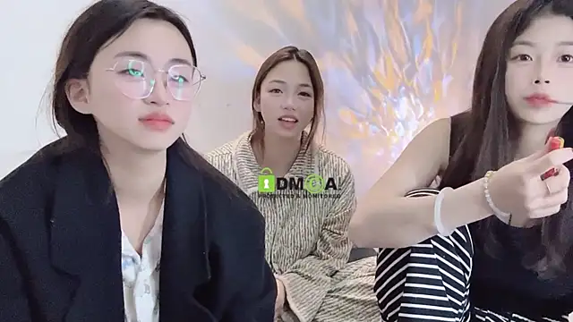 Snapshot of MM_YY_SS chatting on 01/08/25, 03:17 MM YY SS online show from 01/08/25, 03:17