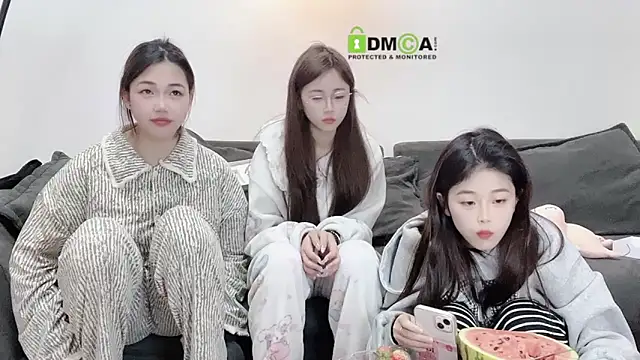 Snapshot of MM_YY_SS chatting on 02/11/25, 03:08 MM YY SS online show from 02/11/25, 03:08