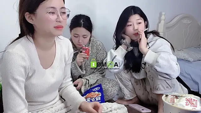Snapshot of MM_YY_SS chatting on 01/15/25, 02:56 MM YY SS online show from 01/15/25, 02:56
