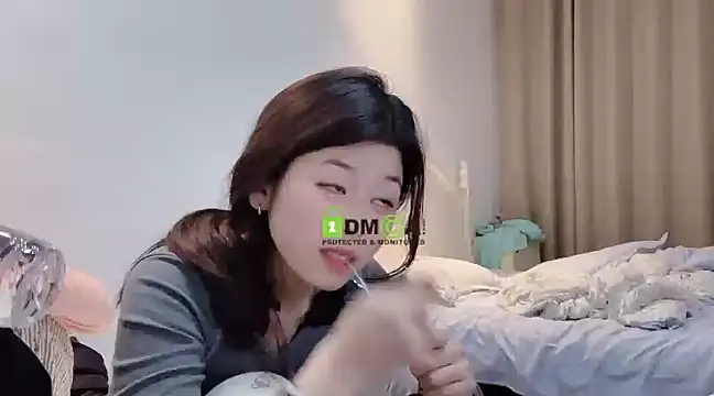 Snapshot of MM_YY_SS chatting on 01/02/25, 02:35 MM YY SS online show from 01/02/25, 02:35