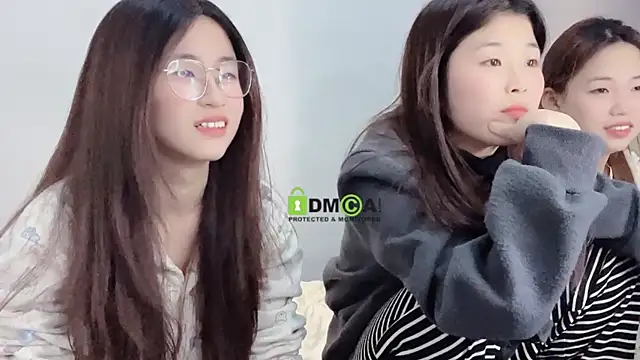 Snapshot of MM_YY_SS chatting on 12/23/24, 02:17 MM YY SS online show from 12/23/24, 02:17