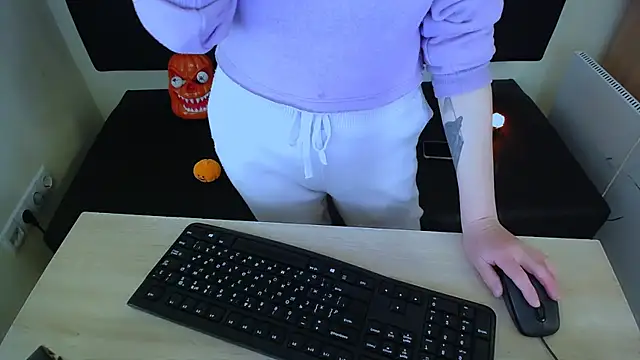 LaimaV  online show from 10/31/25, 10:01