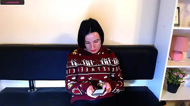 Snapshot of LaimaV_ chatting on 12/27/24, 10:12 LaimaV online show from 12/27/24, 10:12