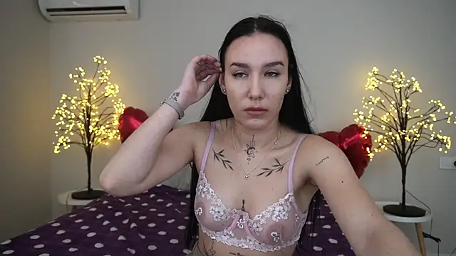 Snapshot of NikkiGoldSide chatting on 03/08/25, 10:00 NikkiGoldSide online show from 03/08/25, 10:00
